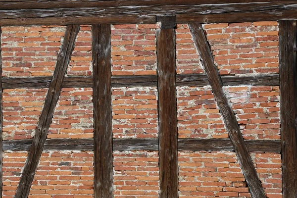Muur van rode bakstenen en houten balken — Stockfoto