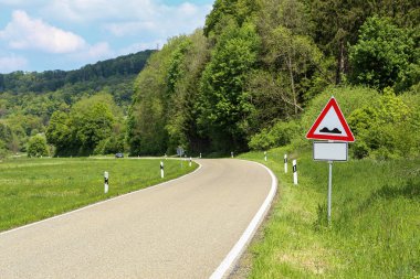 Yoldaki çeşitli trafik işaretleri tehlike uyarısı.