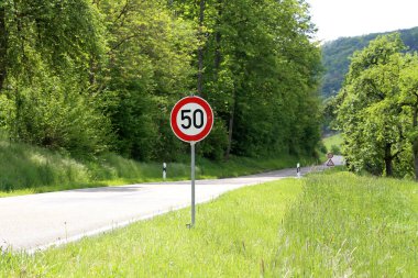 Yoldaki çeşitli trafik işaretleri tehlike uyarısı.