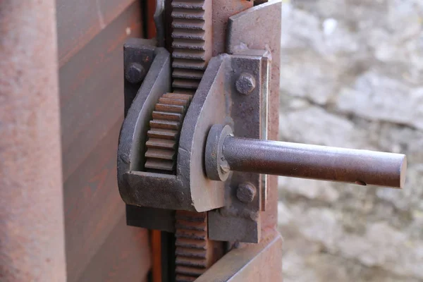 Eski mekanizmada metalden dişli iletimi — Stok fotoğraf