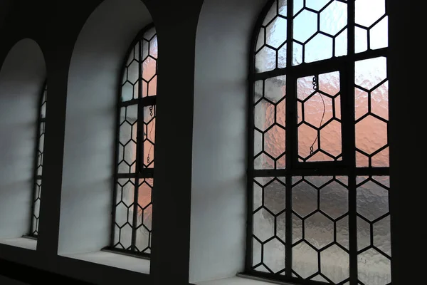 Ventanas con barras de metal en forma de panales —  Fotos de Stock