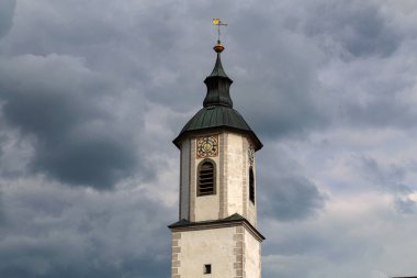 Bir bulutlu gökyüzü arka planda kilise Spire