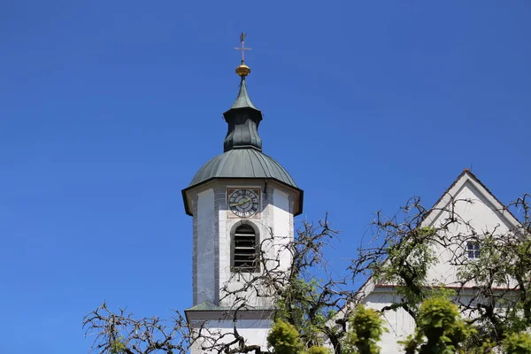 Açık gökyüzü arka planda kilise Steeple — Stok fotoğraf