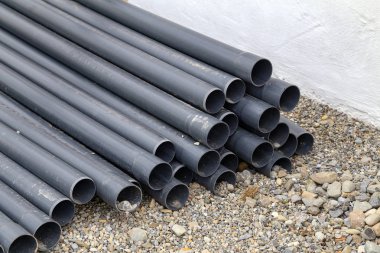 Plastik borular inşaat sitesinde yalan