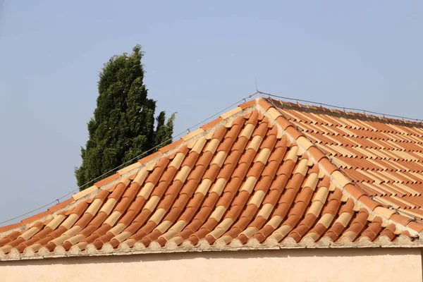 Telhado de azulejo vermelho. Telhas no telhado — Fotografia de Stock