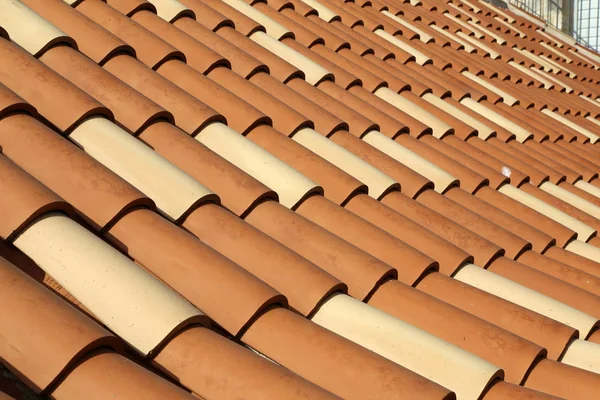 Telhado de azulejo vermelho. Telhas no telhado — Fotografia de Stock