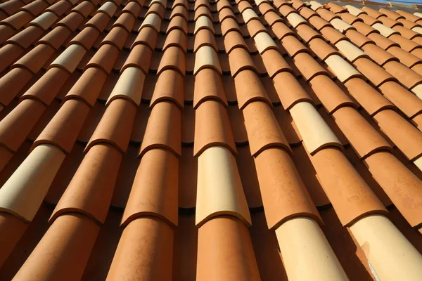 Red tile roof. Roof tiles on the roof — Stock Photo, Image