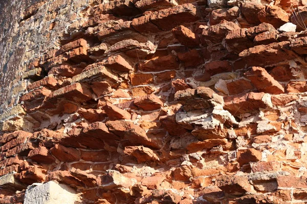 A velha parede da fortaleza de tijolo vermelho está desmoronando — Fotografia de Stock