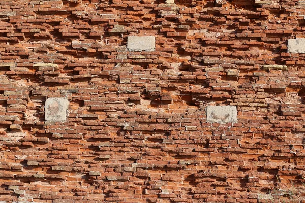 A velha parede da fortaleza de tijolo vermelho está desmoronando — Fotografia de Stock