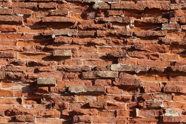 A velha parede da fortaleza de tijolo vermelho está desmoronando — Fotografia de Stock