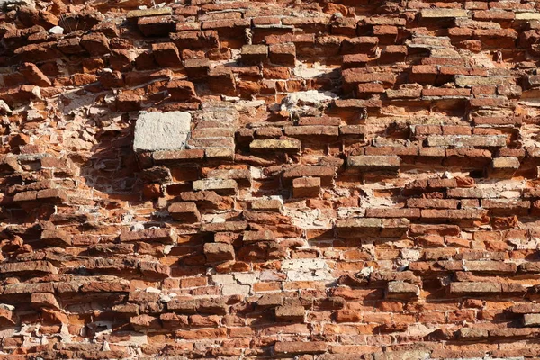 A velha parede da fortaleza de tijolo vermelho está desmoronando — Fotografia de Stock