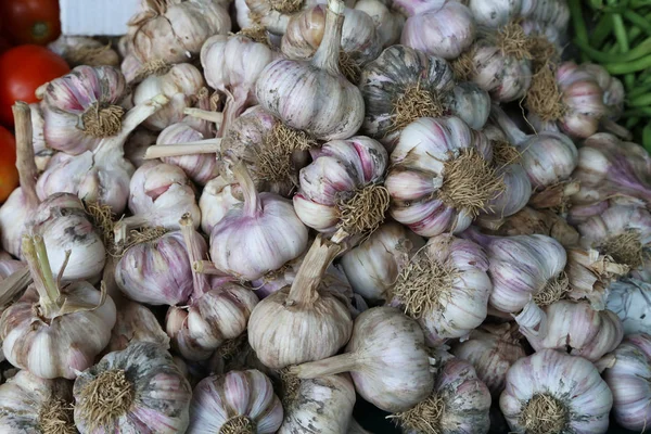 Verschiedene Gemüsesorten werden auf einem Basar in Kroatien verkauft — Stockfoto