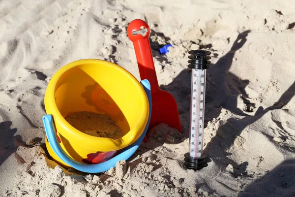 Teploměr v písku na pláži — Stock fotografie