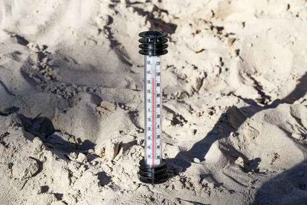 Termometr w piasku na plaży — Zdjęcie stockowe