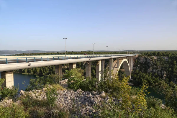 Дорожный мост через реку Крка в Хорватии — стоковое фото