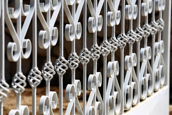 Metallstängsel. metall lockigt staket i parken — Stockfoto