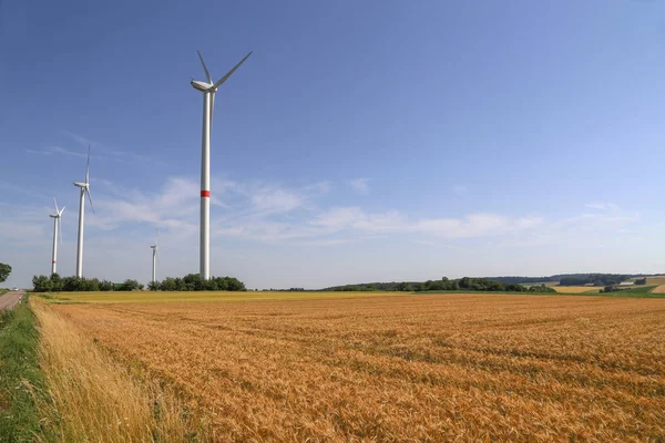 Motores de vento nos campos na Alemanha — Fotografia de Stock