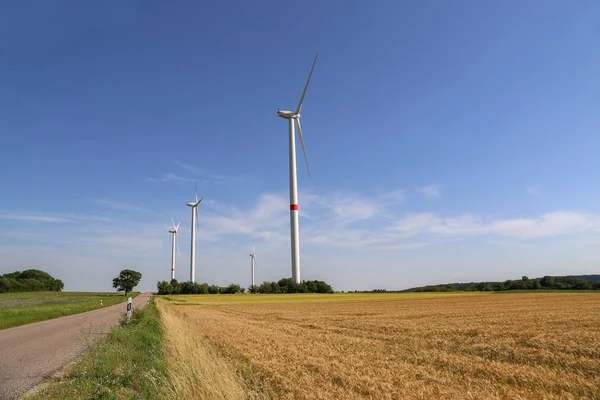 Motores de vento nos campos na Alemanha — Fotografia de Stock