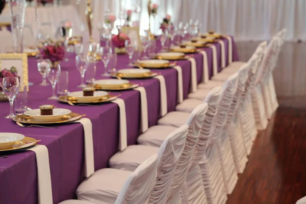 Serwowanie stołu na uroczystości weselnej — Zdjęcie stockowe