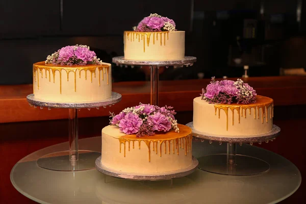 Bolo de casamento. Bolo de casamento em tons de lilás — Fotografia de Stock