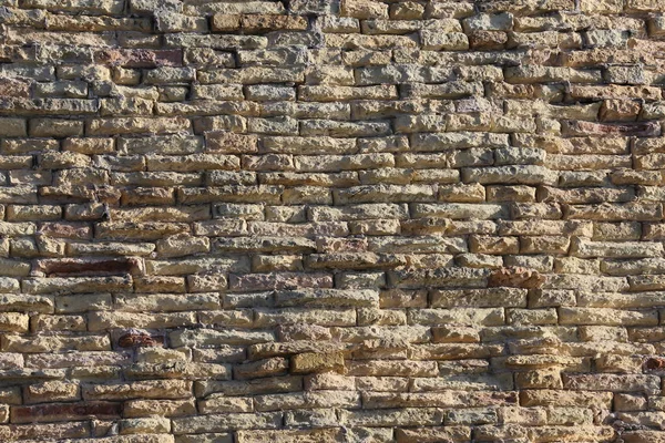 A velha parede da fortaleza de tijolo vermelho está desmoronando — Fotografia de Stock