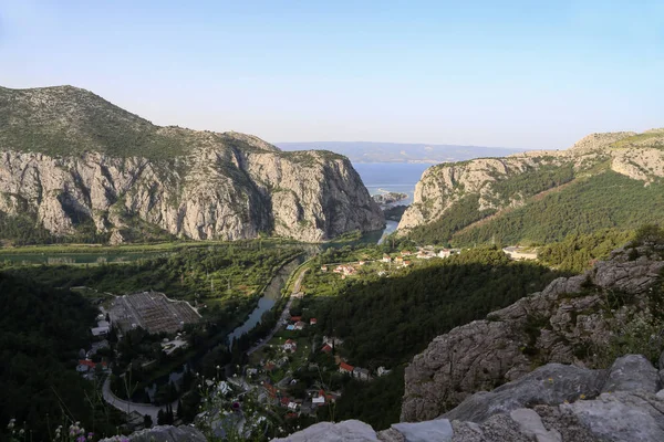Canyon et embouchure de la Cetina à Omis — Photo