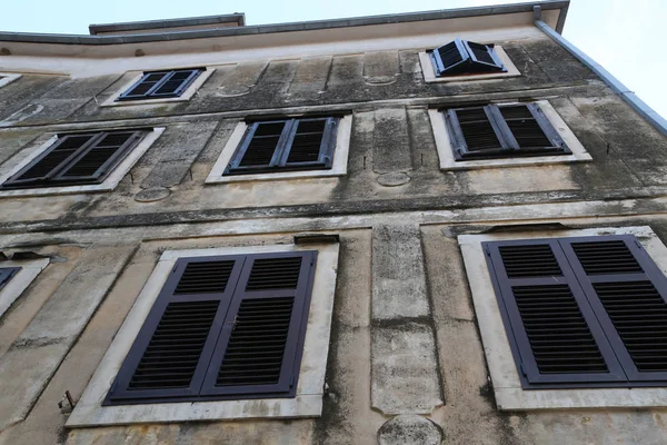 Ventanas cerradas - Casas antiguas con ventanas cerradas — Foto de Stock