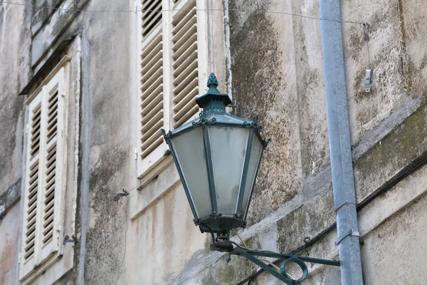 Lâmpadas de rua antigas iluminam o caminho para os transeuntes — Fotografia de Stock