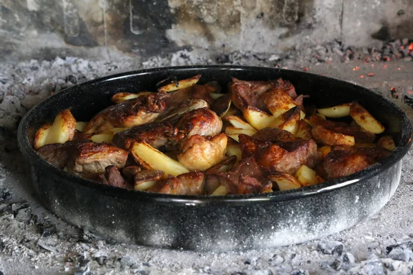 Izgara da pişirilen güveç ve patates ile çanak — Stok fotoğraf