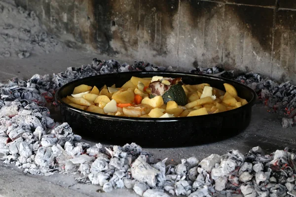 Pratos grelhados com ensopados, batatas e legumes — Fotografia de Stock