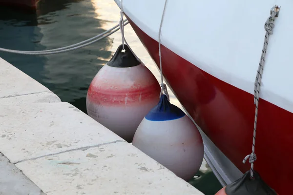 Aripa de ancorare atârnă pe o barcă, aproape — Fotografie, imagine de stoc