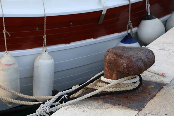 Bollard, köré tekert horgonykötelekkel. — Stock Fotó