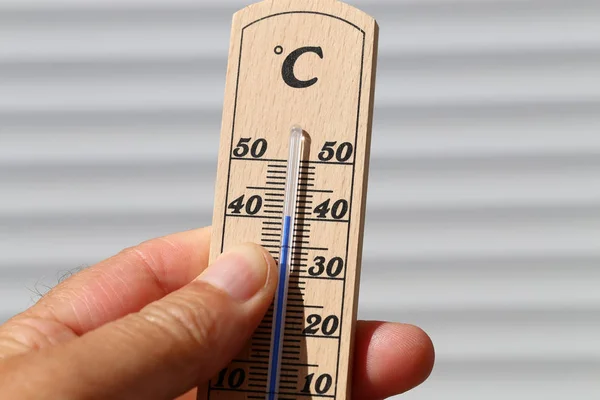 Horké léto-teploměr v ruce, ukazuje teplo — Stock fotografie