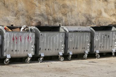 Şehirde ev çöpü konteynerleri