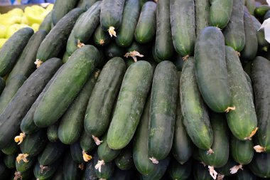 Hırvatistan'da bir çarşıda çeşitli sebzeler satılıyor