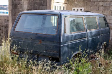 Bir şehir araba dökümü nde eski paslı otobüsler