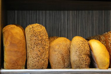 Taze ekmek. Taze ekmek vitrinde sergileniyor.