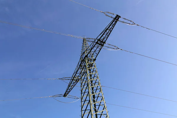 Linea di trasmissione sullo sfondo del cielo blu — Foto Stock