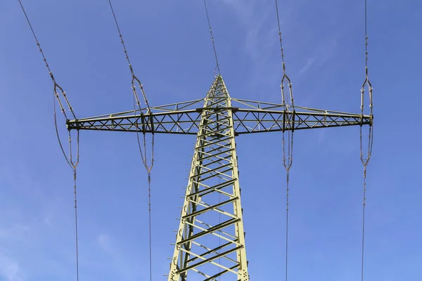 Linea di trasmissione sullo sfondo del cielo blu — Foto Stock