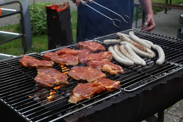 Gegrilltes Fleisch auf dem Grill aus nächster Nähe — Stockfoto