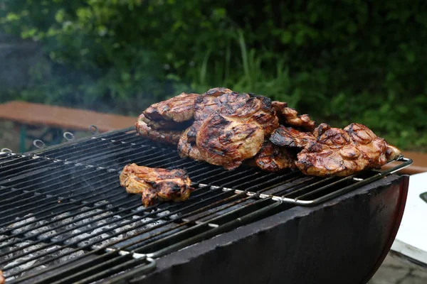 Grilované maso na grilu, zblízka — Stock fotografie