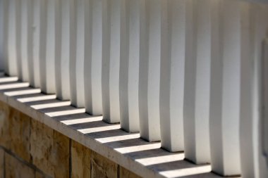 Bir şehir parkında metal bir çit gölgeler