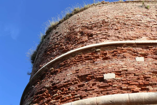 La muralla de la antigua fortaleza de ladrillo rojo — Foto de Stock
