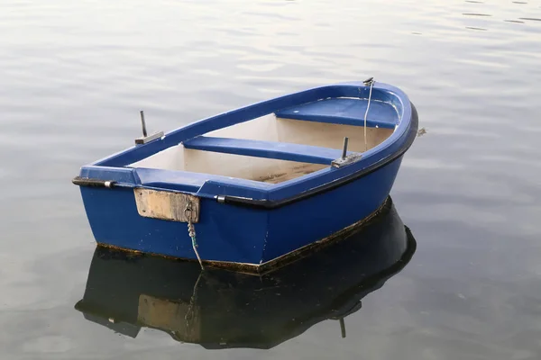 Blauwe vissersboot staat aan een rustig meer — Stockfoto