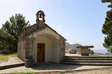Hırvatistan'da beyaz taştan inşa edilmiş küçük şapeller