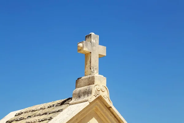 Kamenný kříž na kapli v Chorvatsku — Stock fotografie