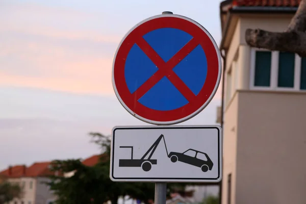 Das Fahrzeug wird unter dem Schild angehalten ist verboten — Stockfoto