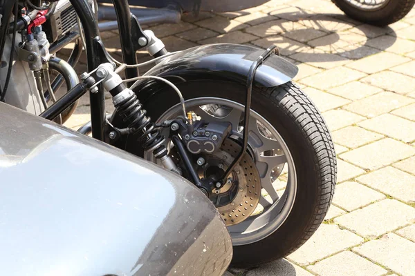 Detalhes de uma motocicleta com um carrinho — Fotografia de Stock