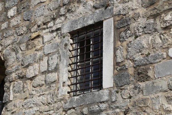 Ventanas con rejillas de metal, vista desde la calle — Foto de Stock