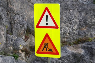 Yol işaretleri. Yol tabelaları şantiyeyi gösteriyor.